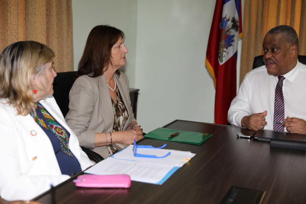 La Directora Regional del UNFPA, Susana Sottoli, y la Directora Regional de ONU Mujeres, Maria Noel Vaeza, se reunieron con el Primer Ministro Garry Conille para evaluar la crisis humanitaria y alinear la respuesta de ambas agencias hacia las prioridades nacionales.