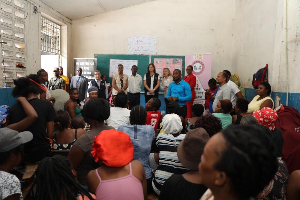 En el campamento de desplazados del Lycée Anténor Firmin, ubicado en Puerto Príncipe, más de 3.000 personas (en su mayoría, mujeres, niñas y niños) viven en condiciones extremadamente precarias.