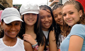 Con una población de más de 140 millones de adolescentes y jóvenes en América Latina y el Caribe, la inversión en juventud, especialmente en mujeres adolescentes, es una de las más acertadas acciones que un país puede realizar. 