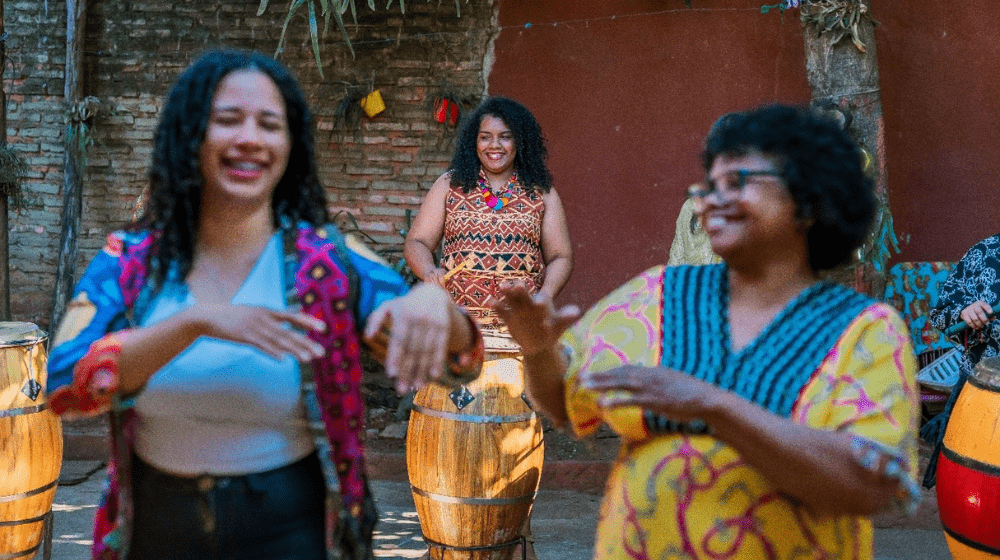 Bárbara y otras dos mujeres tocan tambores